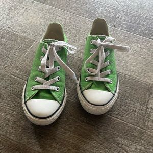 Converse tennis shoes
